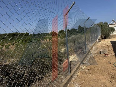Περίφραξη οικοπέδου με σύστημα αποτροπής εξόδου φυλασσόμενων ζώων