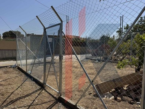 Περίφραξη οικοπέδου με σύστημα αποτροπής εξόδου φυλασσόμενων ζώων