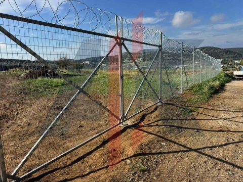 Περίφραξη ασφαλείας με κονσερτίνα φωτοβολταϊκού πάρκου στη Συρο