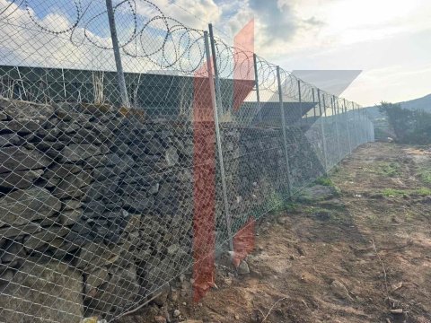 Περίφραξη ασφαλείας με κονσερτίνα φωτοβολταϊκού πάρκου στη Συρο