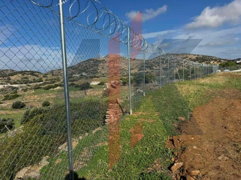Περίφραξη ασφαλείας με κονσερτίνα φωτοβολταϊκού πάρκου στη Συρο