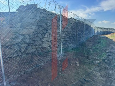 Περίφραξη ασφαλείας με κονσερτίνα φωτοβολταϊκού πάρκου στη Συρο