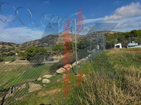 Περίφραξη ασφαλείας με κονσερτίνα φωτοβολταϊκού πάρκου στη Συρο