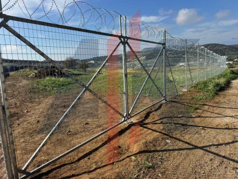 Περίφραξη ασφαλείας με κονσερτίνα φωτοβολταϊκού πάρκου στη Συρο