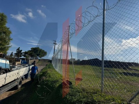 Περίφραξη ασφαλείας με κονσερτίνα φωτοβολταϊκού πάρκου στη Συρο
