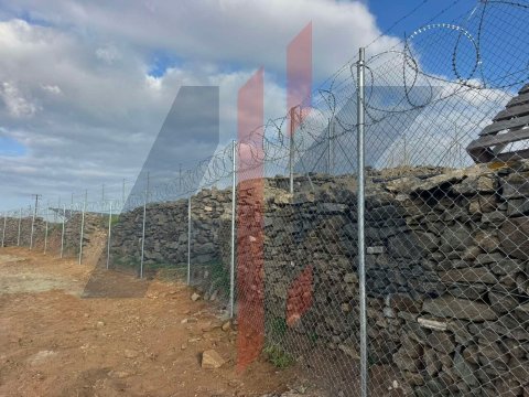 Περίφραξη ασφαλείας με κονσερτίνα φωτοβολταϊκού πάρκου στη Συρο