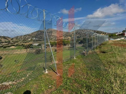 Περίφραξη ασφαλείας με κονσερτίνα φωτοβολταϊκού πάρκου στη Συρο