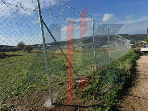 Περίφραξη ασφαλείας με κονσερτίνα φωτοβολταϊκού πάρκου στη Συρο