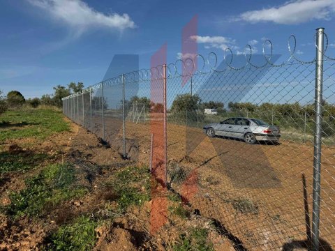 Περίφραξη οικοπέδου με συρματόπλεγμα και κονσερτίνα στην Αυλίδα