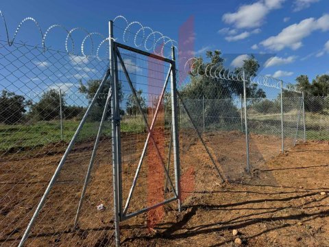 Περίφραξη οικοπέδου με συρματόπλεγμα και κονσερτίνα στην Αυλίδα