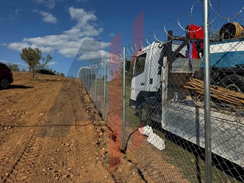 Περίφραξη οικοπέδου με συρματόπλεγμα και κονσερτίνα στην Αυλίδα