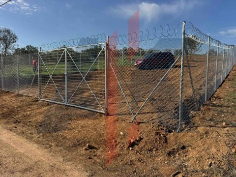 Περίφραξη οικοπέδου με συρματόπλεγμα και κονσερτίνα στην Αυλίδα