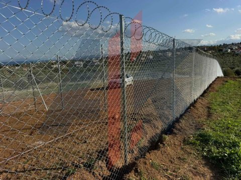 Περίφραξη οικοπέδου με συρματόπλεγμα και κονσερτίνα στην Αυλίδα