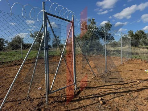 Περίφραξη οικοπέδου με συρματόπλεγμα και κονσερτίνα στην Αυλίδα