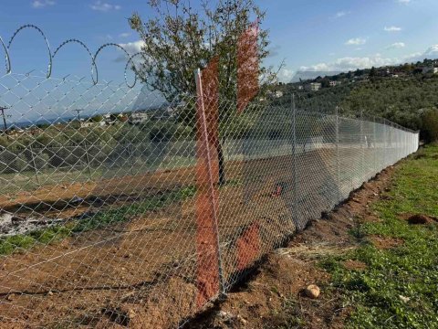 Περίφραξη οικοπέδου με συρματόπλεγμα και κονσερτίνα στην Αυλίδα