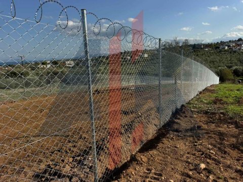 Περίφραξη οικοπέδου με συρματόπλεγμα και κονσερτίνα στην Αυλίδα