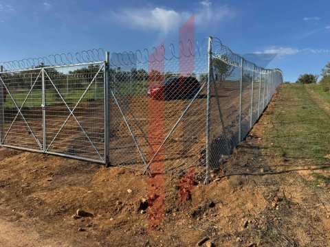 Περίφραξη οικοπέδου με συρματόπλεγμα και κονσερτίνα στην Αυλίδα