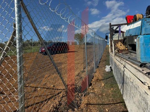 Περίφραξη οικοπέδου με συρματόπλεγμα και κονσερτίνα στην Αυλίδα