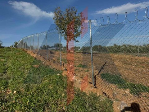 Περίφραξη οικοπέδου με συρματόπλεγμα και κονσερτίνα στην Αυλίδα