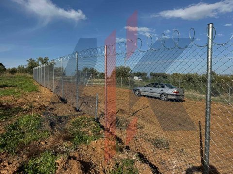 Περίφραξη οικοπέδου με συρματόπλεγμα και κονσερτίνα στην Αυλίδα