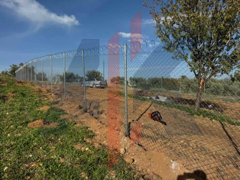 Περίφραξη οικοπέδου με συρματόπλεγμα και κονσερτίνα στην Αυλίδα