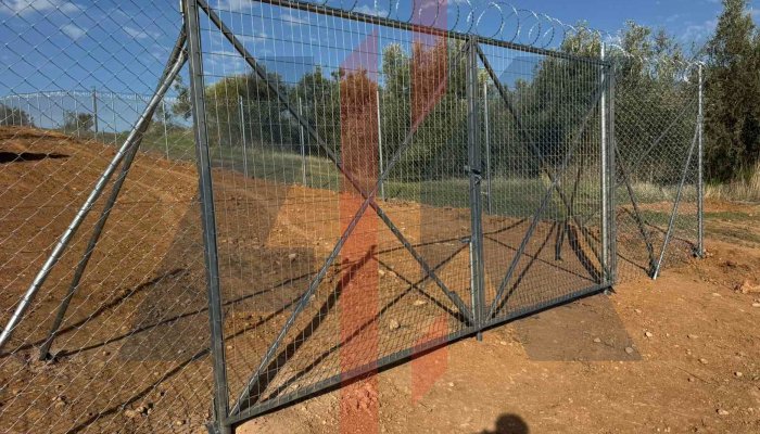 Περίφραξη οικοπέδου με κονσερτίνα και δίφυλλη πόρτα στην Αυλίδα 