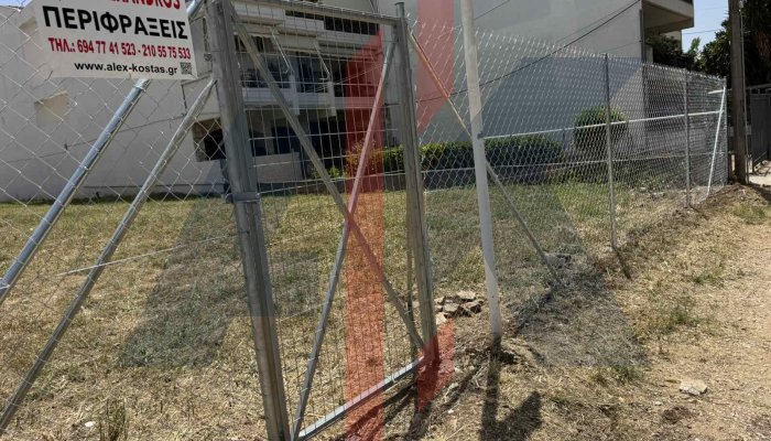 Περίφραξη οικοπέδου με ανοιγόμενη πόρτα