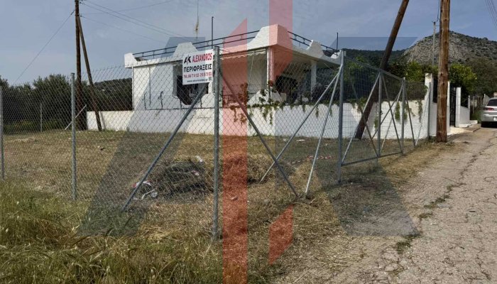 Περίφραξη οικοπέδου με ανοιγόμενη πόρτα σε γειτονική μάντρα