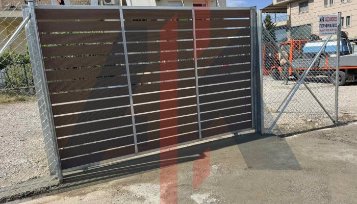 Περίφραξη οικοπέδου με συρόμενη πόρτα με σανίδες από υλικό WPC (Wood-Plastic Composite)